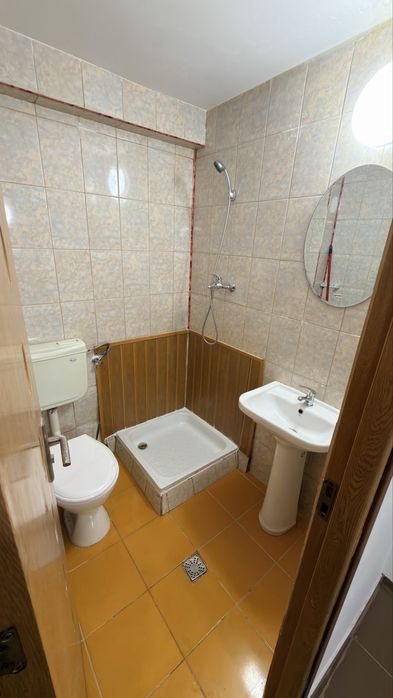 Inchiriez camera  in vilă