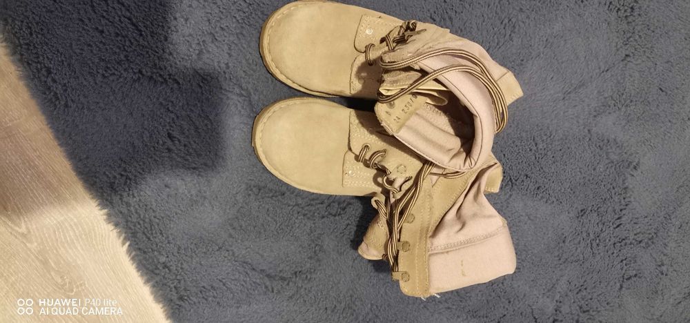 Vând bocanci militari