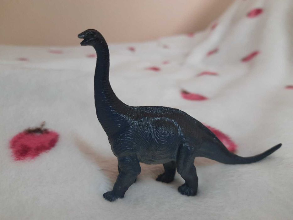 Играчки динозаври, гущер и момиче