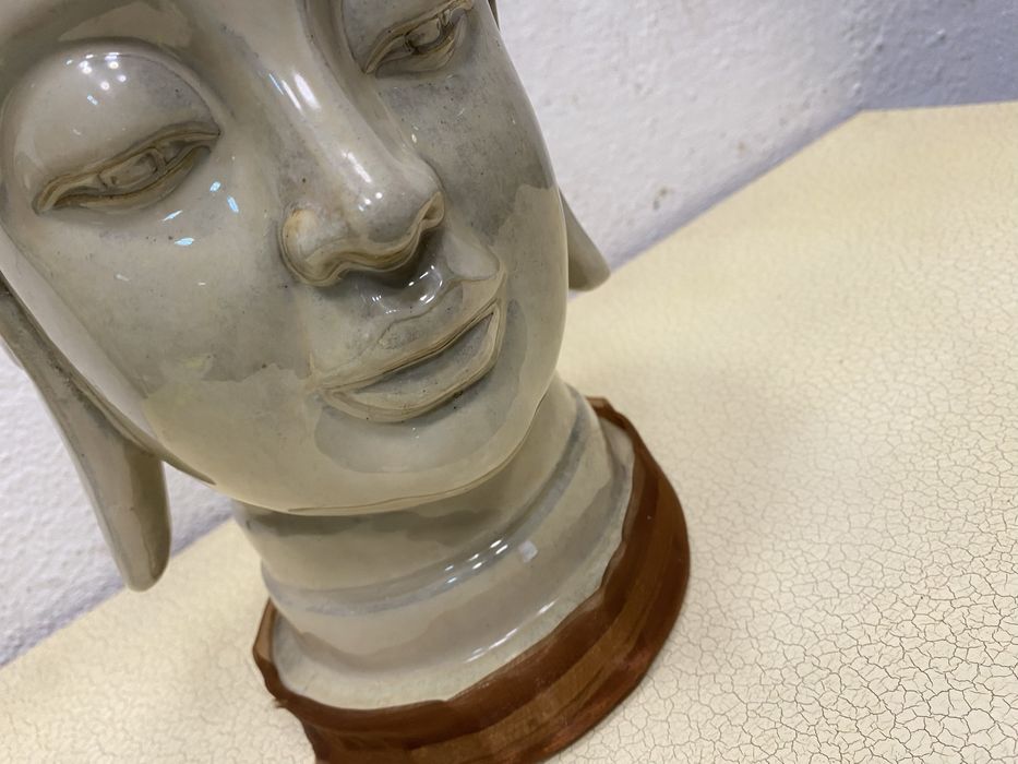 Порцеланов бюст буда
