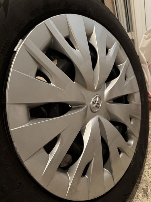 Оригинални джанти с гуми и тасове Toyota 5x100 15''