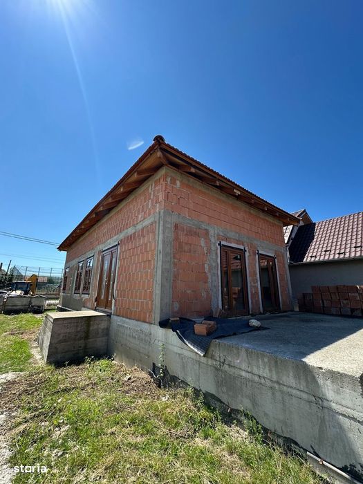 Doua case la rosu de vanzare | Nires nr. 344, comuna Mica | La doar 10