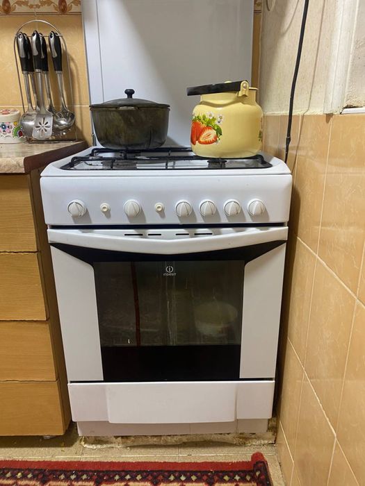 Gaz plita indesit kuxinniy garnitur bilan