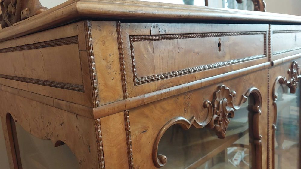 Vitrina Biedermeier (1850) 
cu oblinda si geam. Stare foarte buna.