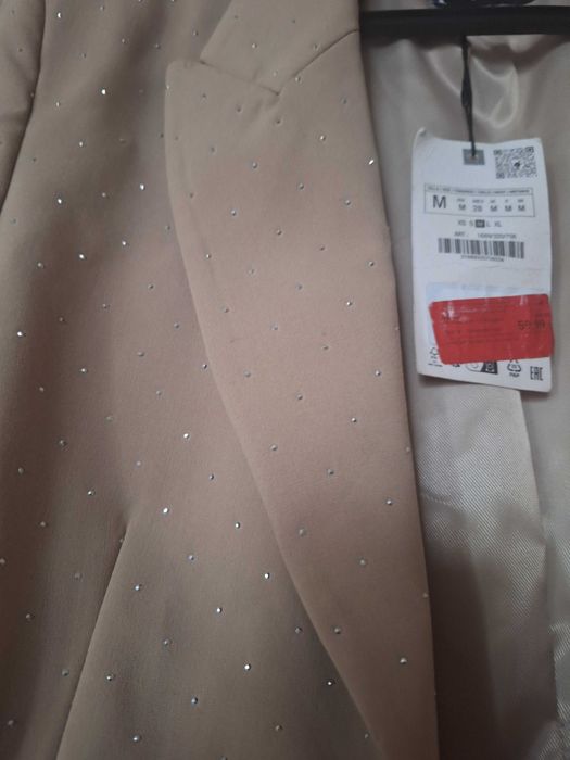 Сако с камъчета на Zara