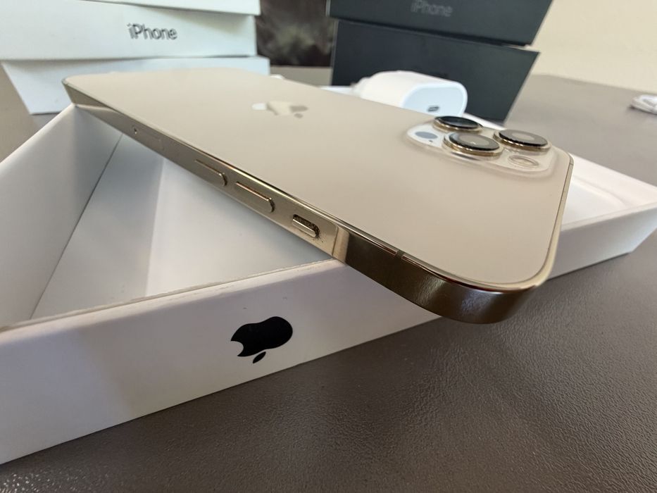I phone 12pro max 256gb пълен комплект като нов