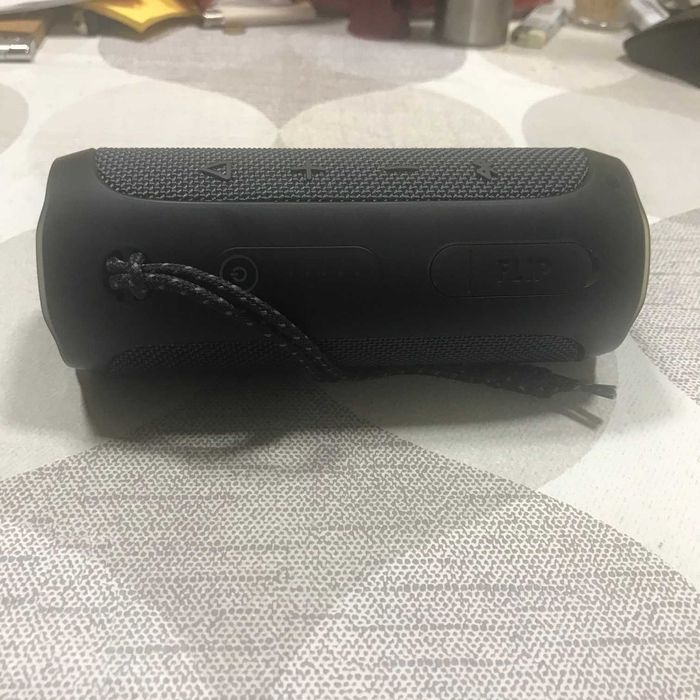 продавам блутут колонка jbl flipessential2