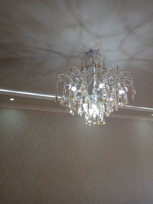 Люстра сотилади.