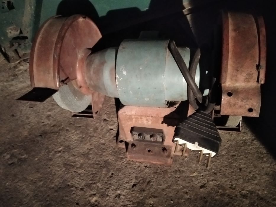 Голям трифазен шмиргел със стойка.