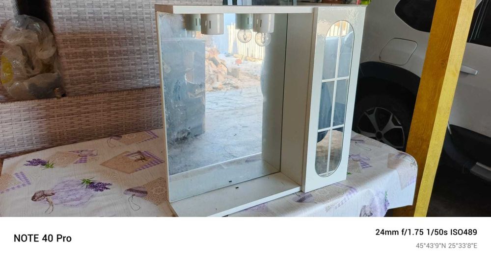 Dulap baie cu oglindă și lumina