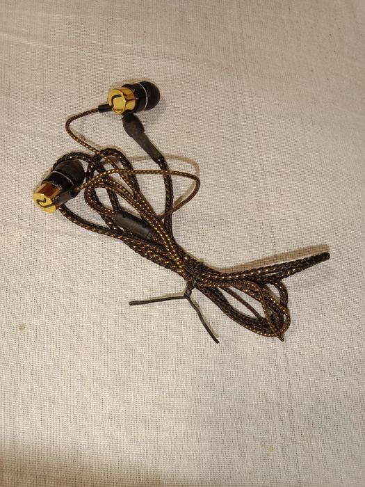 Продам проводные наушники.