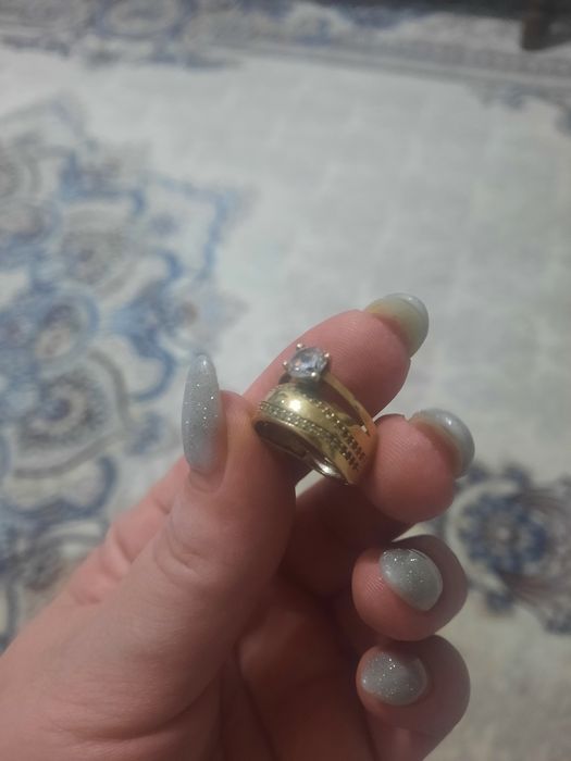 Продаю кольцо срочно