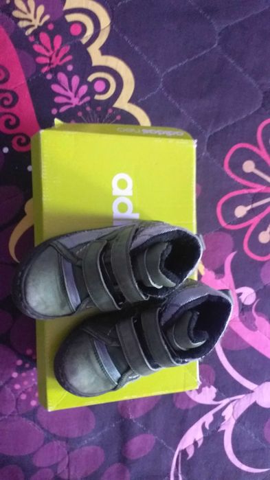 Детски мукасини чисто нови на Бенетон размер 25-35лв.