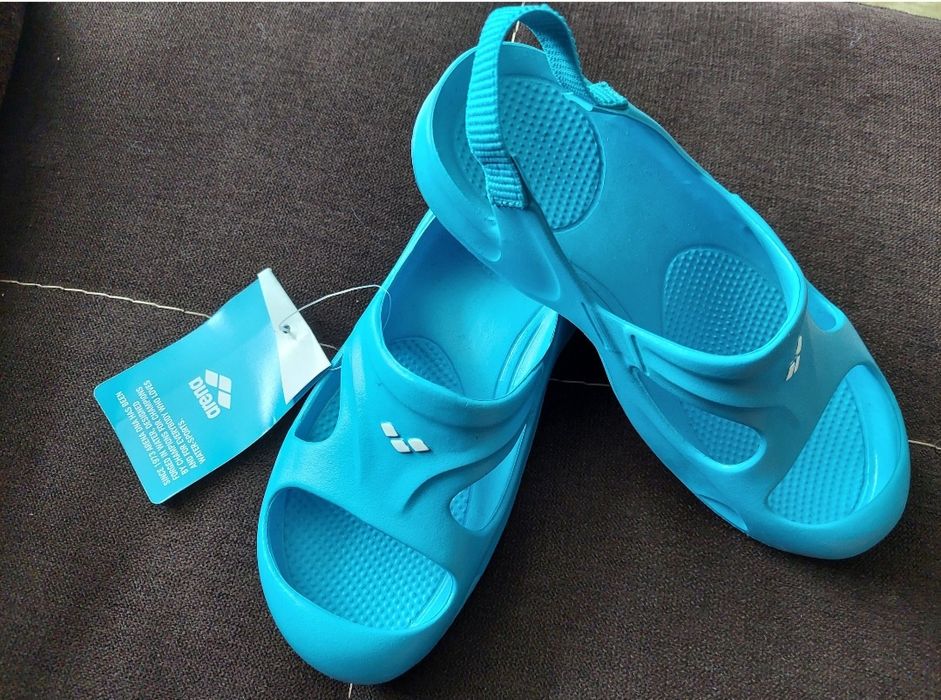 Papuci pentru bazin/plaja, Arena