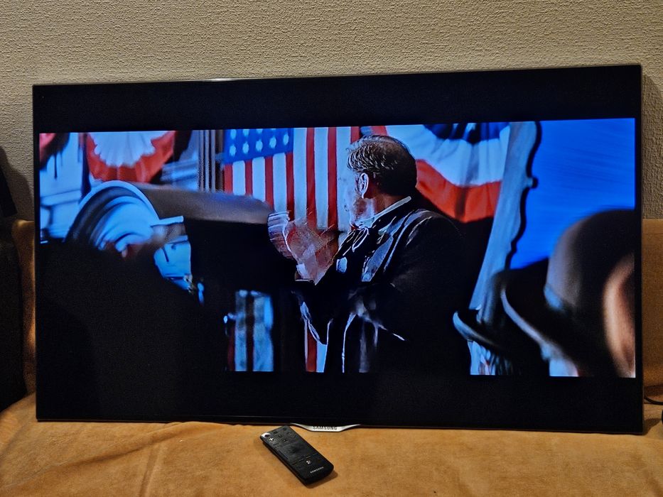 Телевизор Самсунг есть крепление на стену