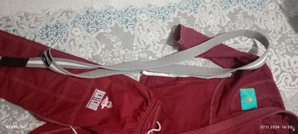 Продам кимано красное