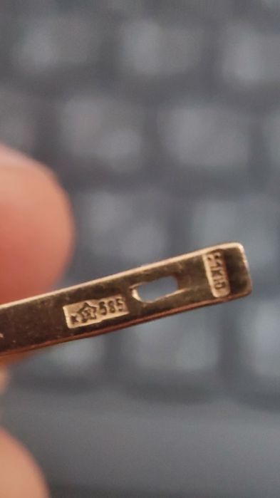 Серьги с бриллиантами.