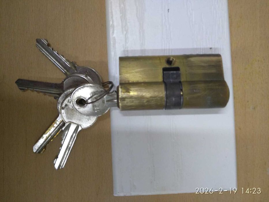 патрон с ключ за врата