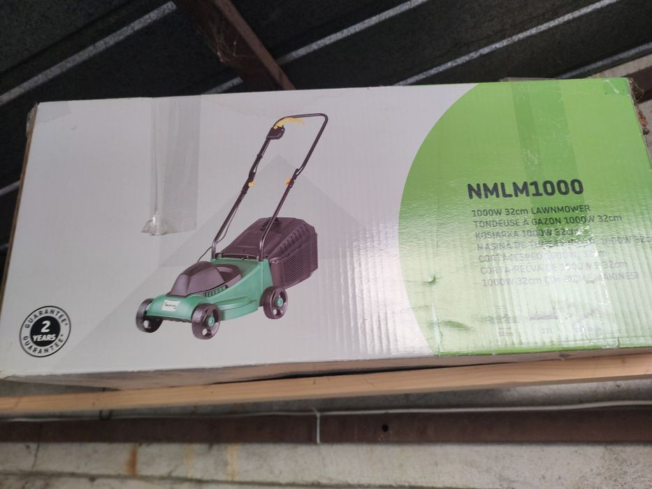 Mașină electrică de tuns gazonul