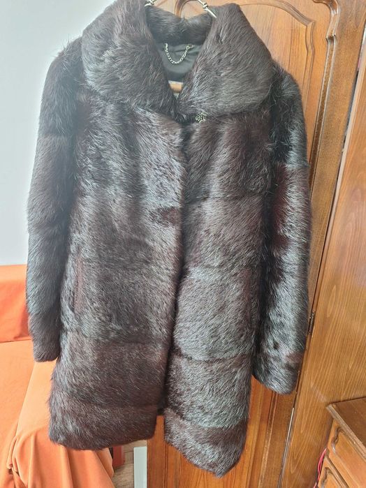 Haina confectionata din blana naturala de nutrie,  trei sferturi