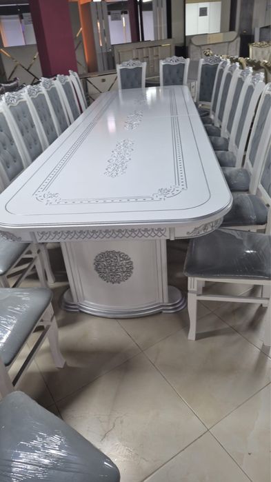 Стол 4 метра стулья 17 штук