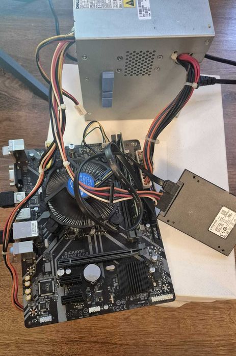 Kit / CPU Intel i5 LGA1151 / MB Gigabyte / DDR4 8GB / SSD SATA 240 GB