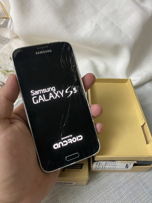Samsung S5 qora sotiladi