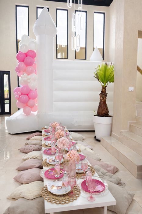 Castel gonflabil de inchiriat bubble house de inchiriat decoratiuni petreceri pentru copii decor petrecere photo corner masute de inchiriat copii