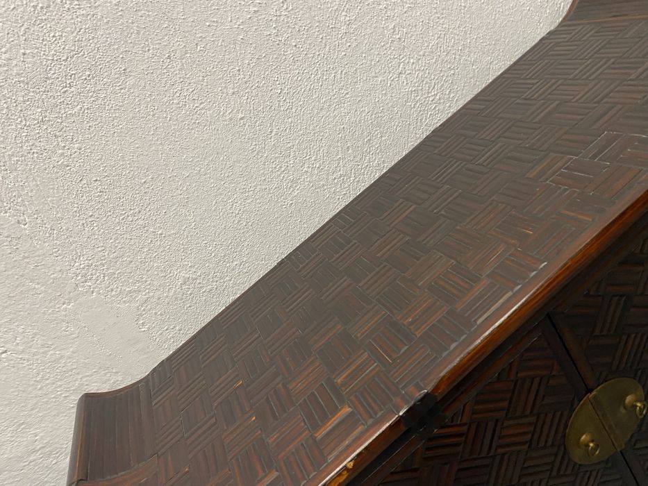 Стар китайски шкаф изработен ръчно с месингови панти