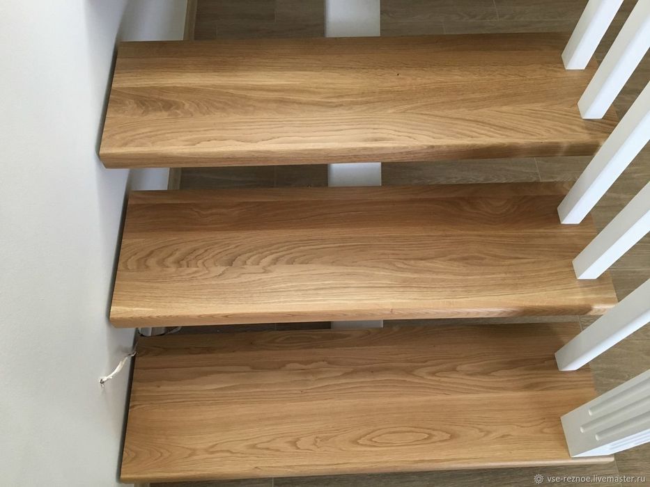 Лестница из дерева и дубовых инженерных панелей