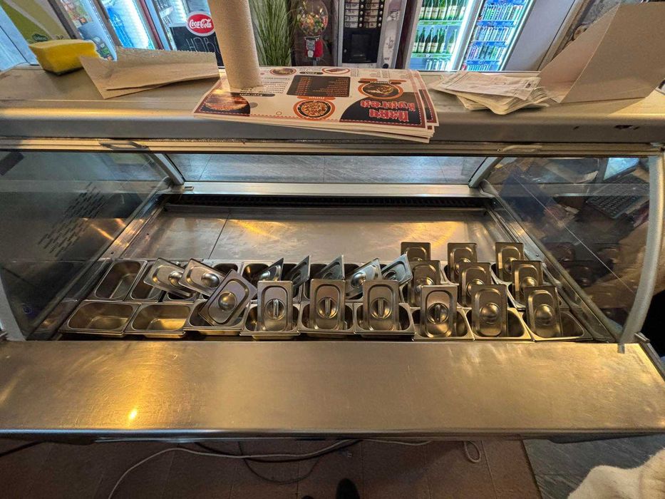 Продава се голяма витрина