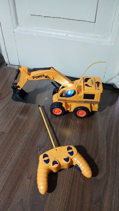 Экскаватор на пульте управления.