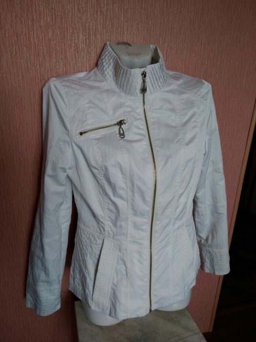 Лёгкие молодёжные куртки.