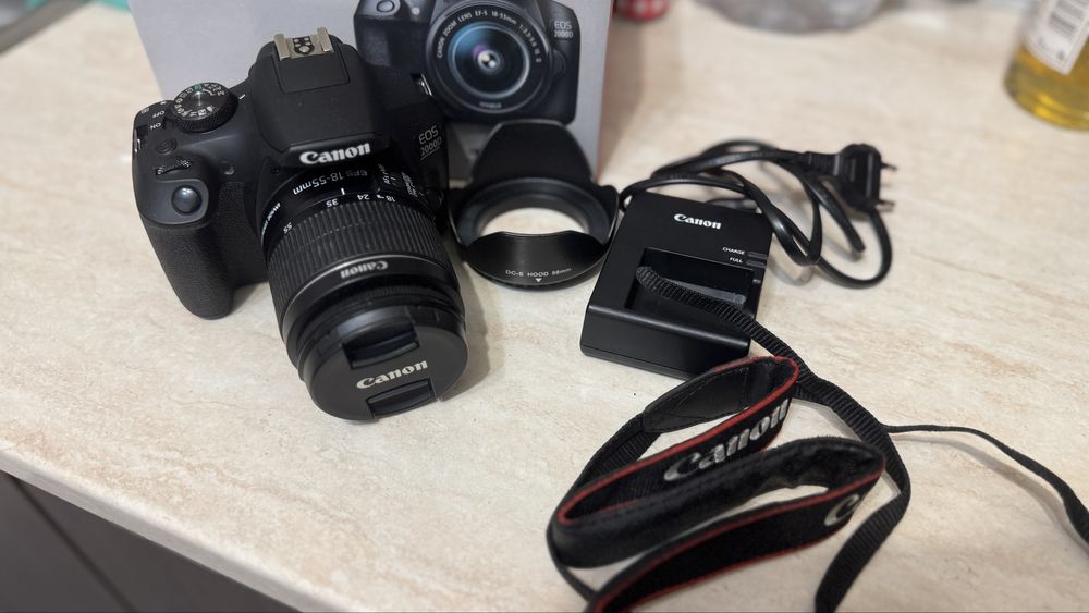 Фотоапарат Canon EOS 2000D.
