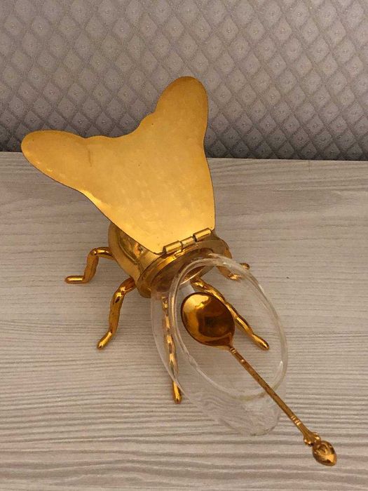 Стеклянная сахарница в виде пчелы