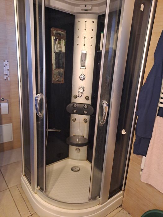 Vand vana de colt cu hidromasaj sí cabina de dus cu hidromasaj .