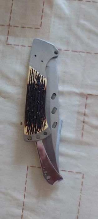 Продавам нож с калъф за колана