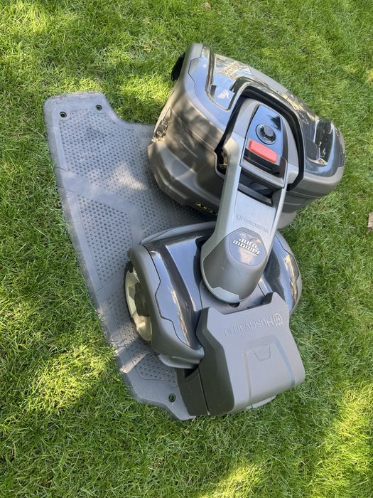 Husqvarna Automower 435X AWD NERA – stare excelentă, foarte puțin folosit