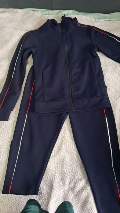 Спорт костюм новый тоже ни разу не надел . Продам за 5 тыс. Размер s.