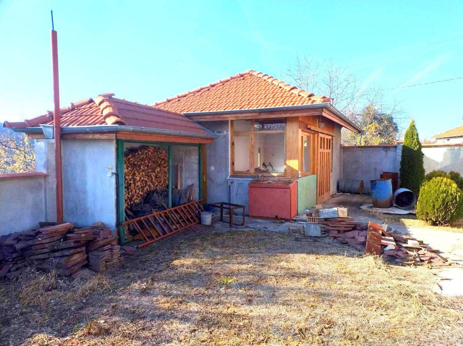 Продавам УПИ с  4 масивни къщи  и 3 постройки в с.Славщица до ЛОВЕЧ