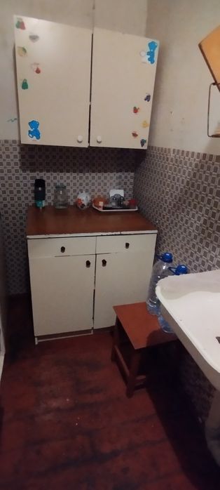 Продаётся кухонный набор , стол  и подвесной шкаф  .