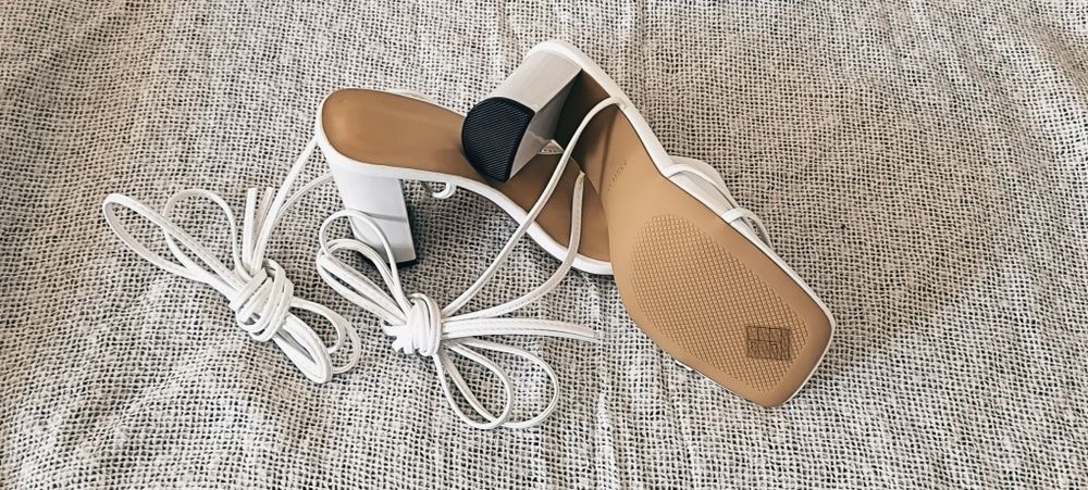 Sandale  elegante, de culoare albă foarte chic 37