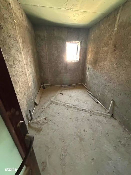 De vanzare casa in Roman, teren de 590mp,5 camere 120000euro