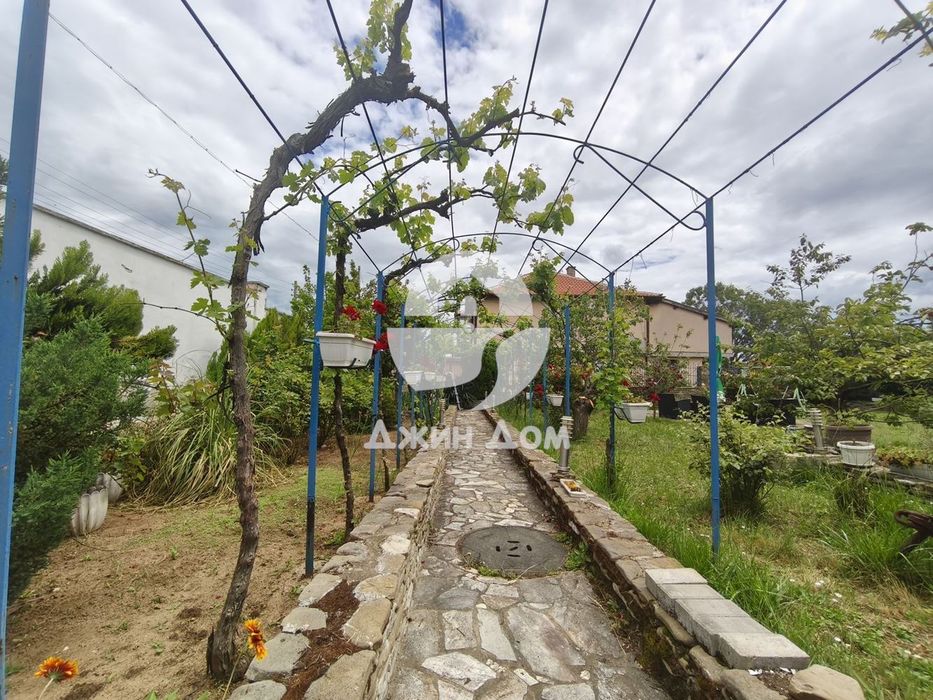 Просторна обзаведена къща с двор в гр. Бяла