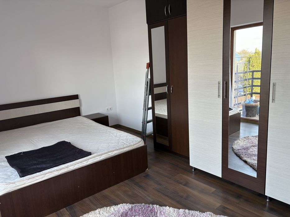 Inchiriez apartament cu o camera la casa