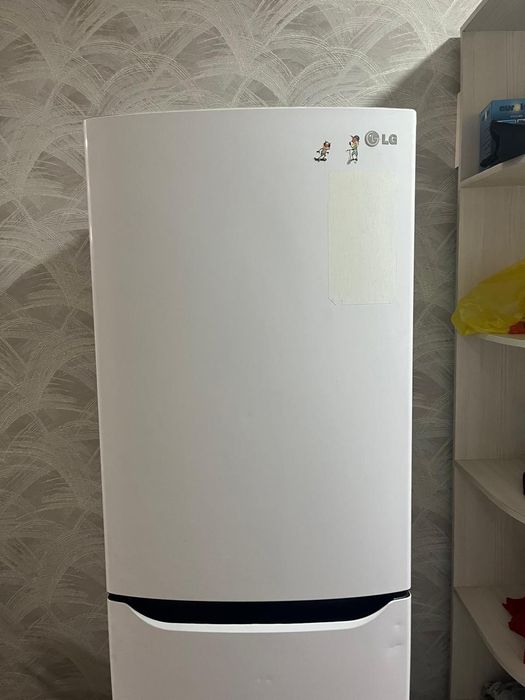Холодильникkk LG