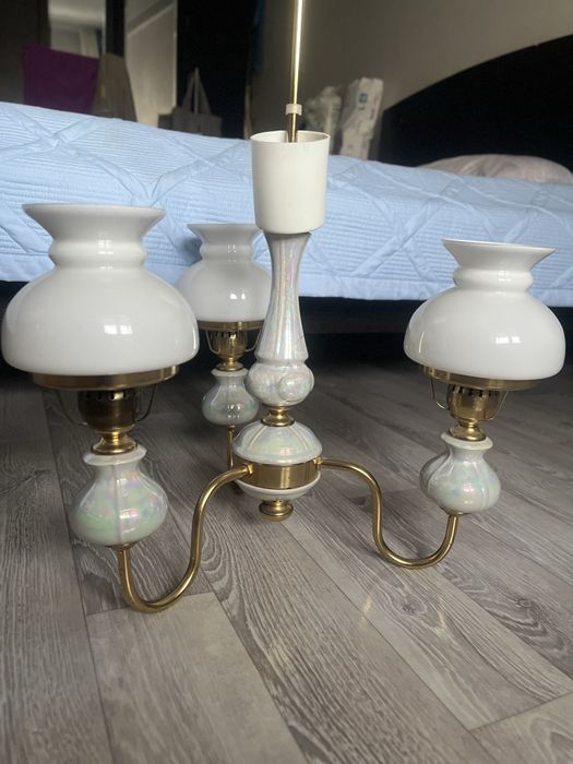 Стол и винтажная люстра