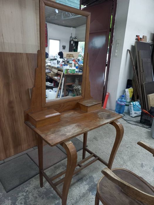 Старинна тоалетка от орех