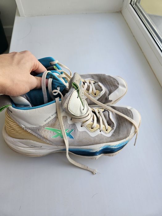 Волейбольные кроссовки Asics Nova Surge