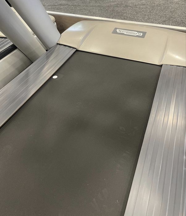 Bandă de alergare profesională Technogym Run Excite 500